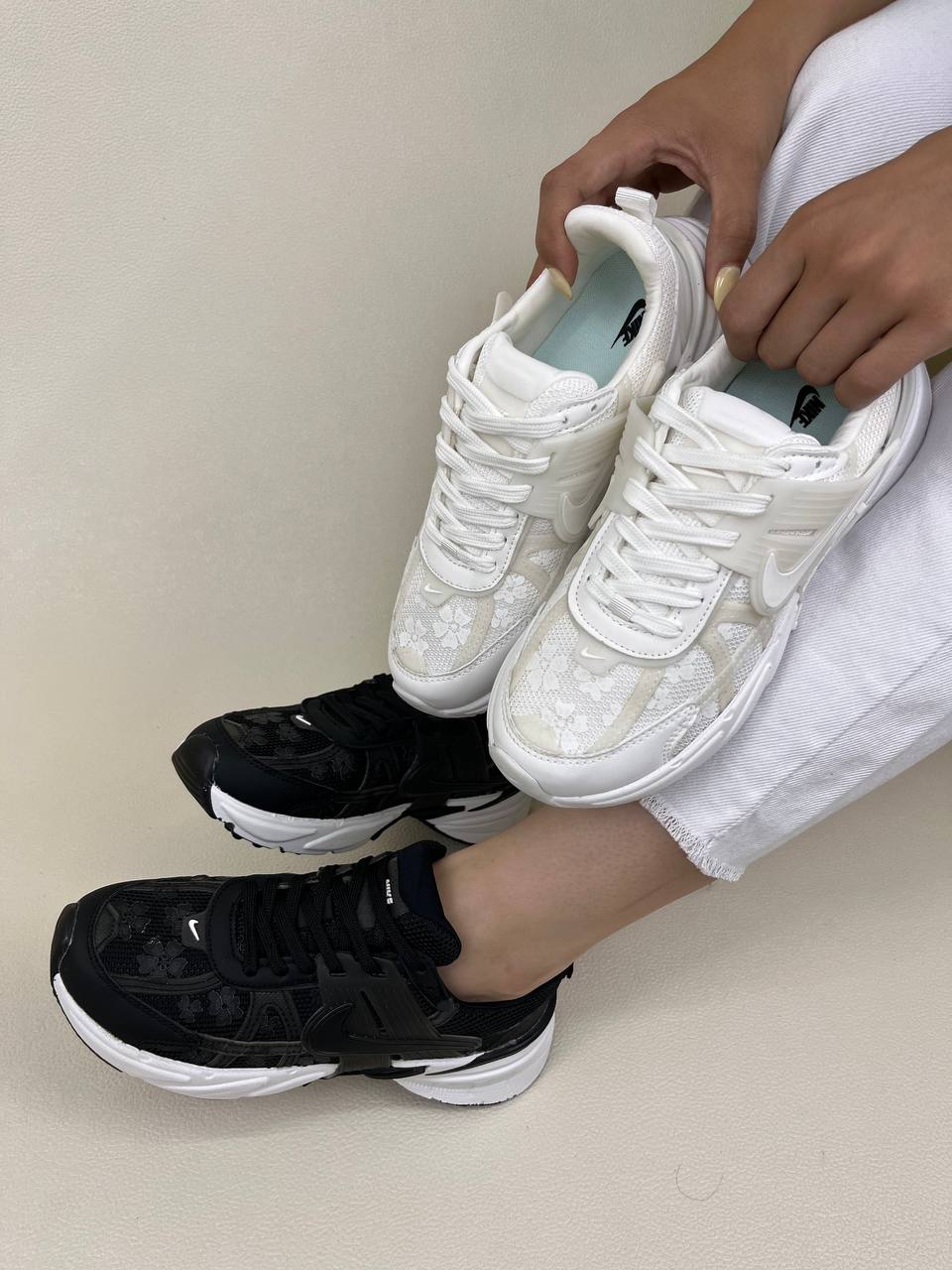1325 کتونی زنانه نایک  وی تو کی طرح گلدار   nike v2k Flowers Run Womans