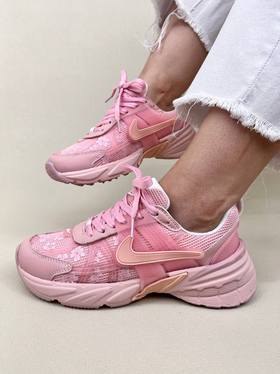 1325 کتونی زنانه نایک  وی تو کی طرح گلدار   nike v2k Flowers Run Womans