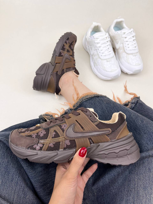 کتونی زنانه نایک وی تو کی طرح گلدار nike v2k Flowers Run Womans کد 1325